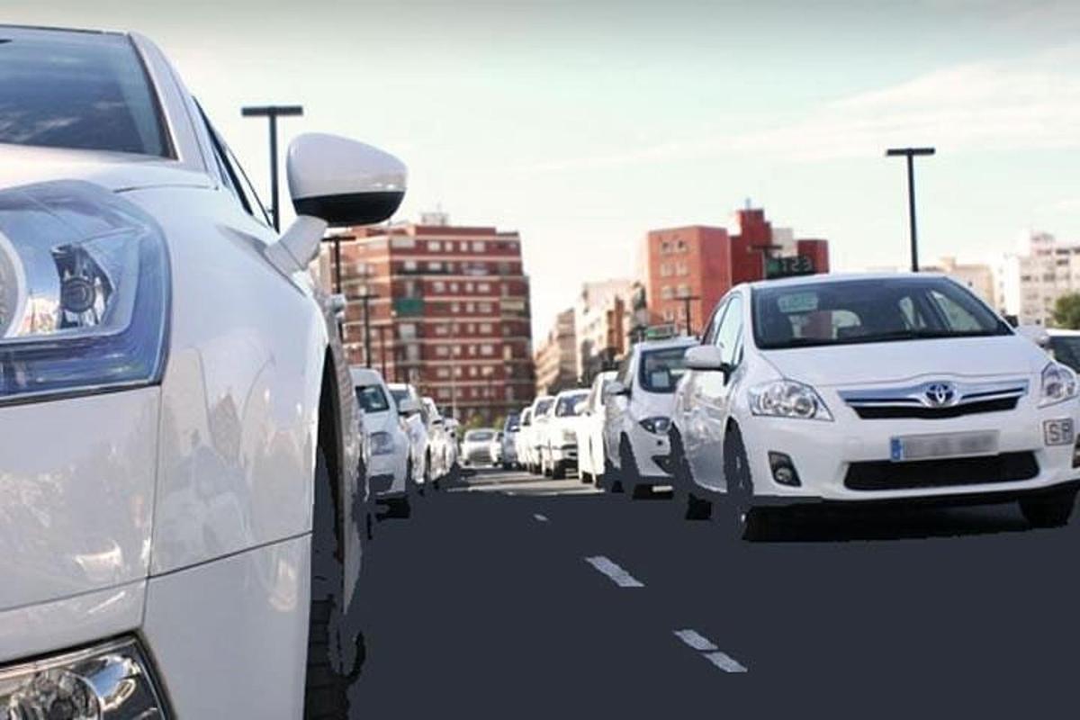 une rangée de voitures blanches garées dans une rue de la ville