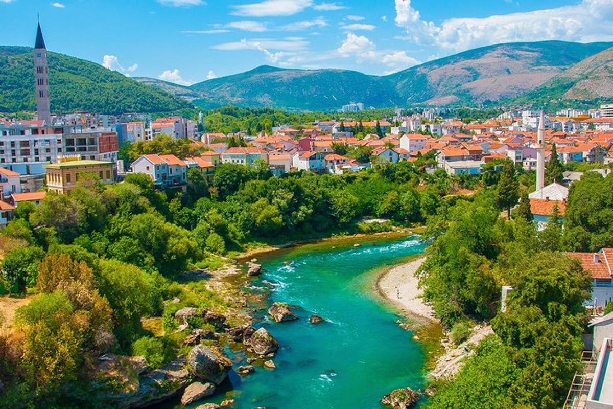 μια εναέρια άποψη μιας πόλης με ένα ποτάμι