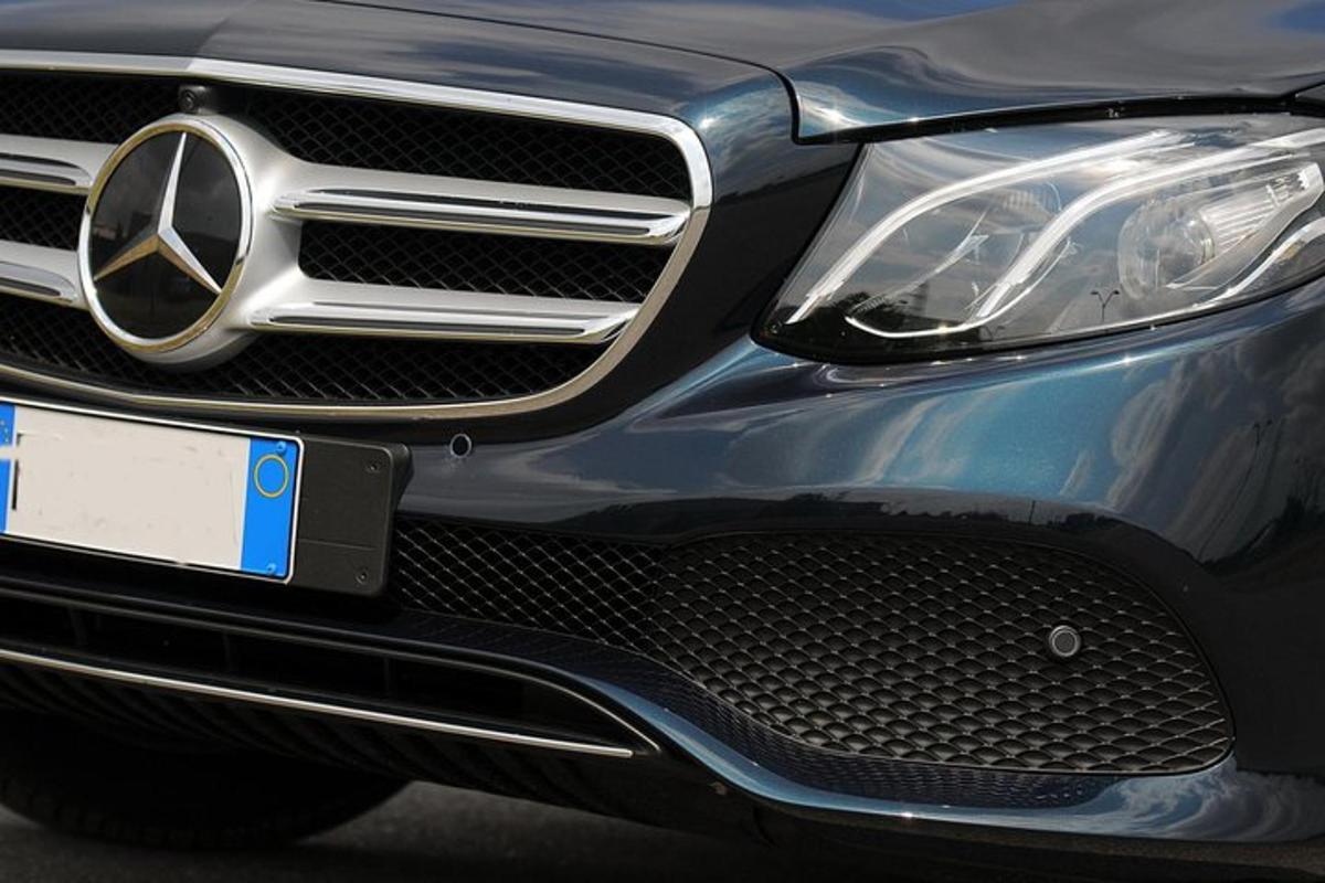 un primo piano della parte anteriore di una Mercedes-Benz
