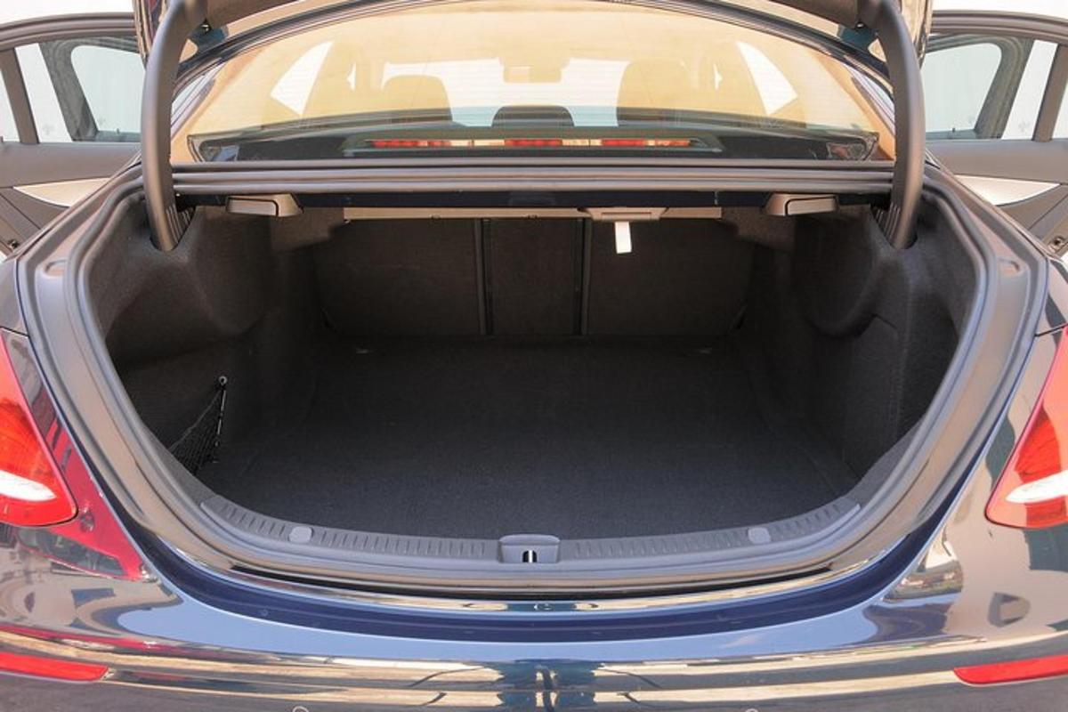 un bagagliaio di un'auto con il bagagliaio aperto