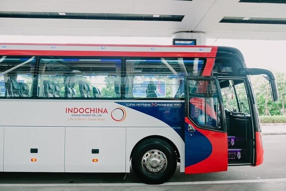 červeno-bielo-modrý autobus zaparkovaný na autobusovej zastávke