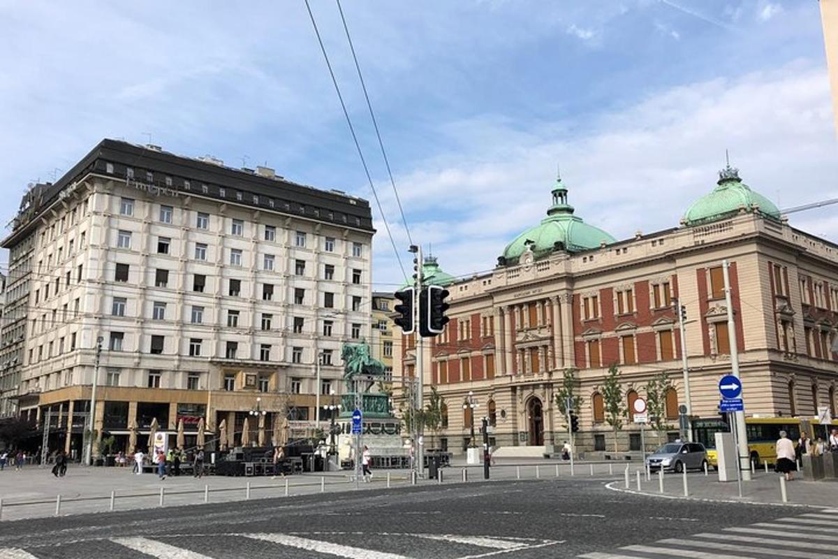 mestská ulica s dvoma budovami a semaforom