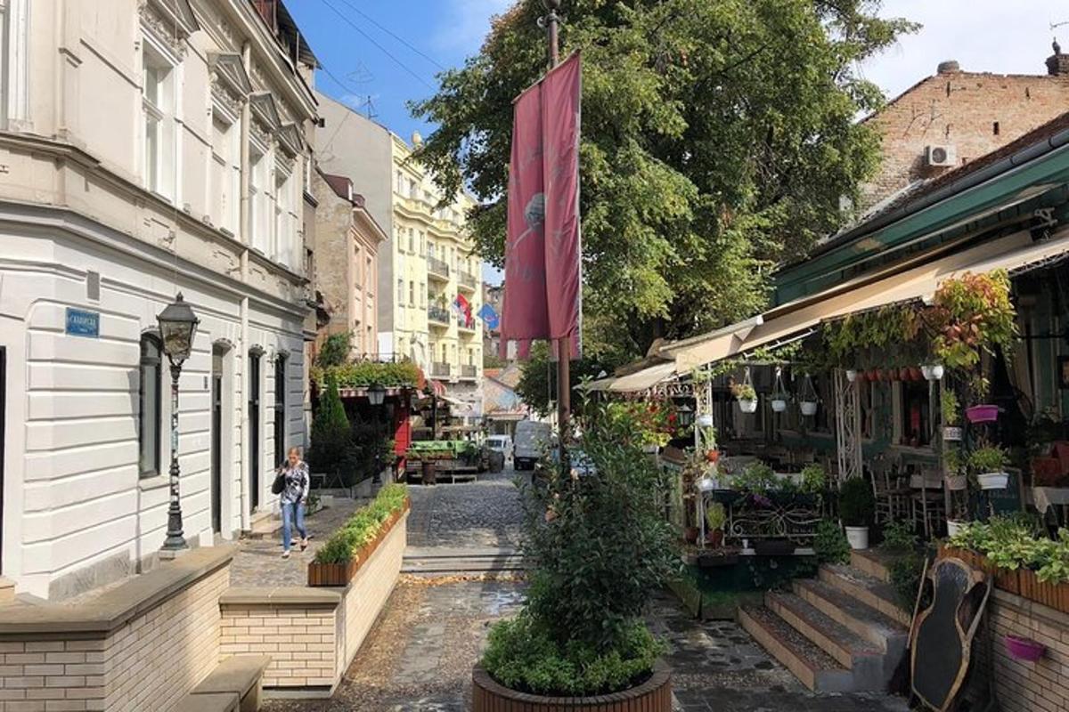 una donna che cammina lungo una strada accanto a un edificio