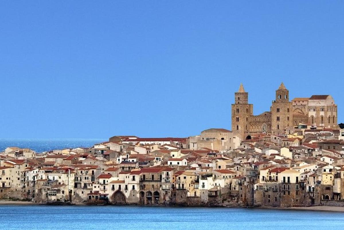 un gruppo di edifici su una collina vicino all'acqua