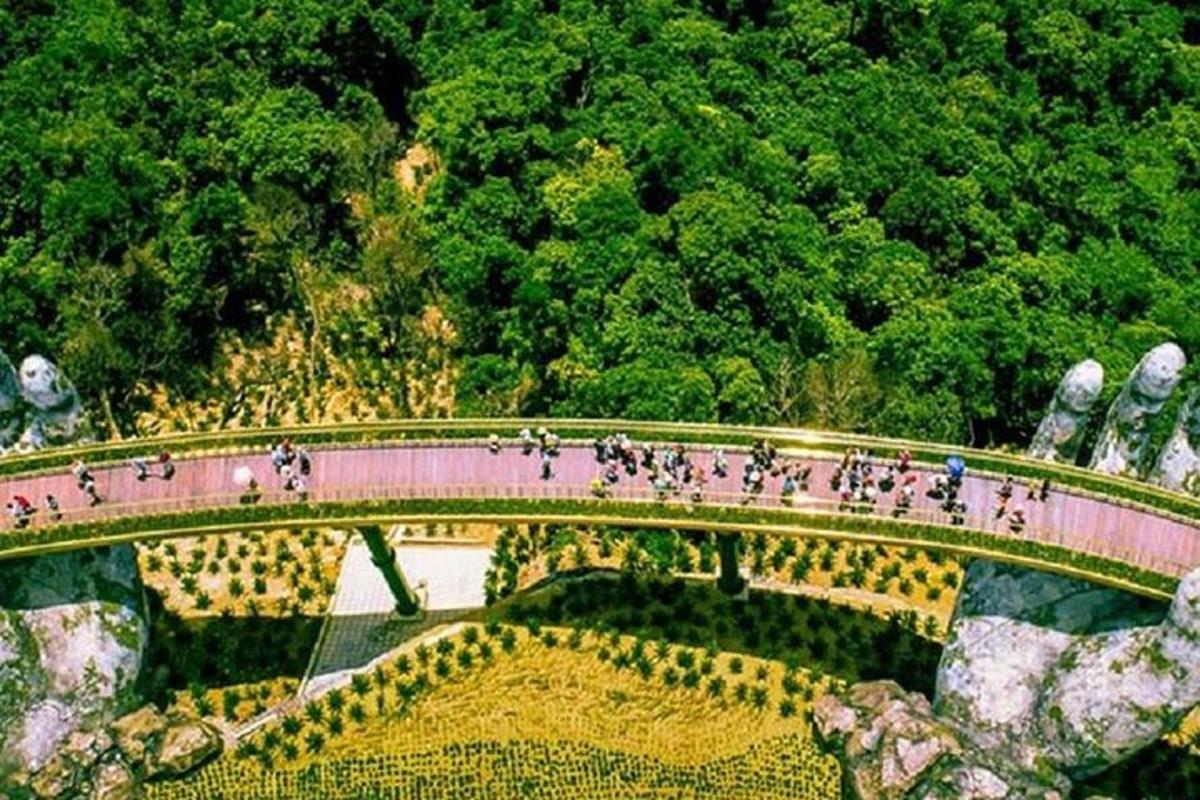 un gruppo di persone che camminano su un ponte su una montagna