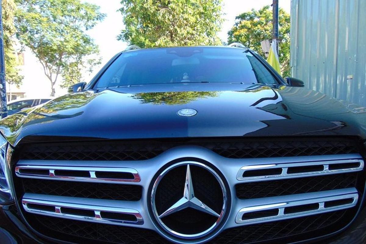 un'auto Mercedes Benz parcheggiata in un parcheggio