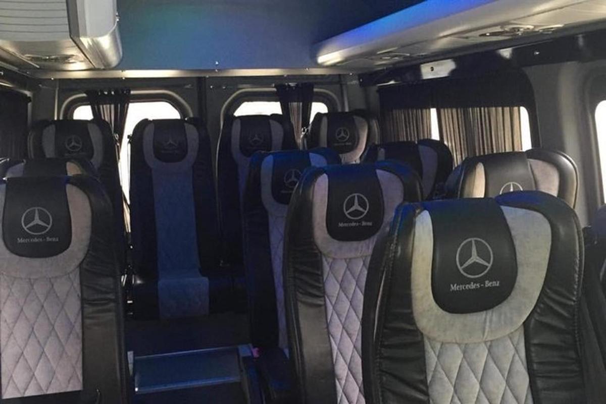dvě řady sedadel v prázdném autobuse