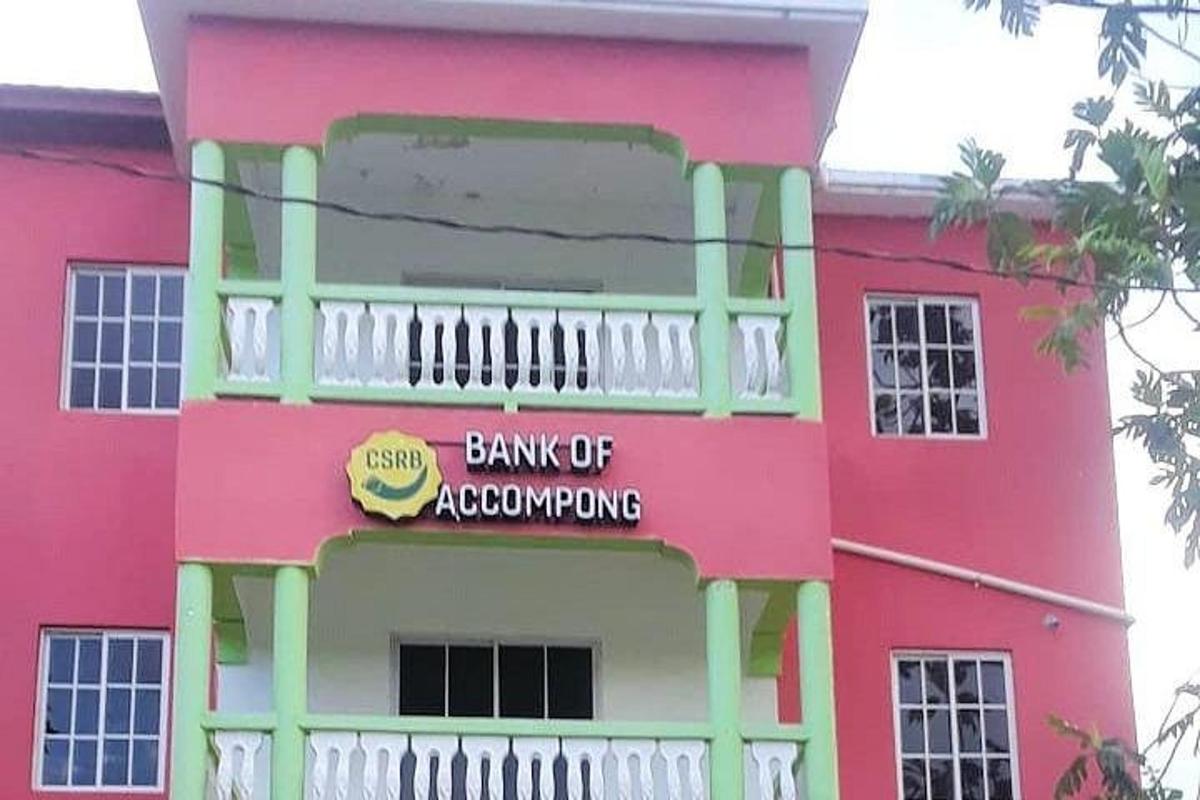 bangunan merah jambu dengan tanda perakaunan bank di atasnya