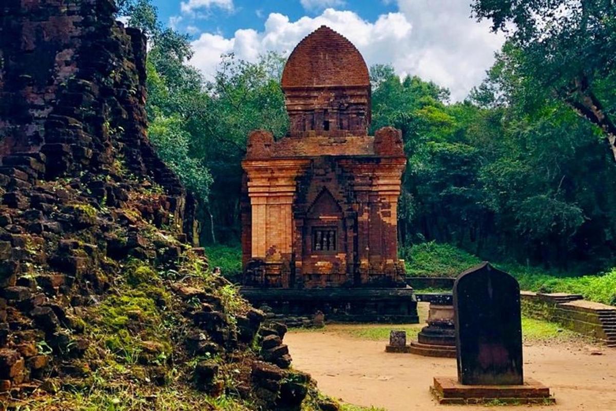 un piccolo edificio di mattoni in mezzo a un campo