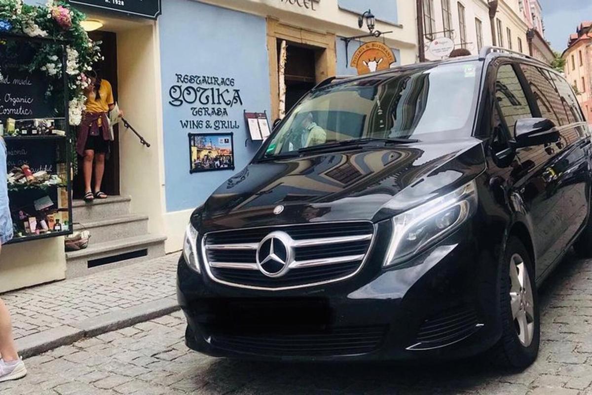 must auto pargitud tänaval poe ees