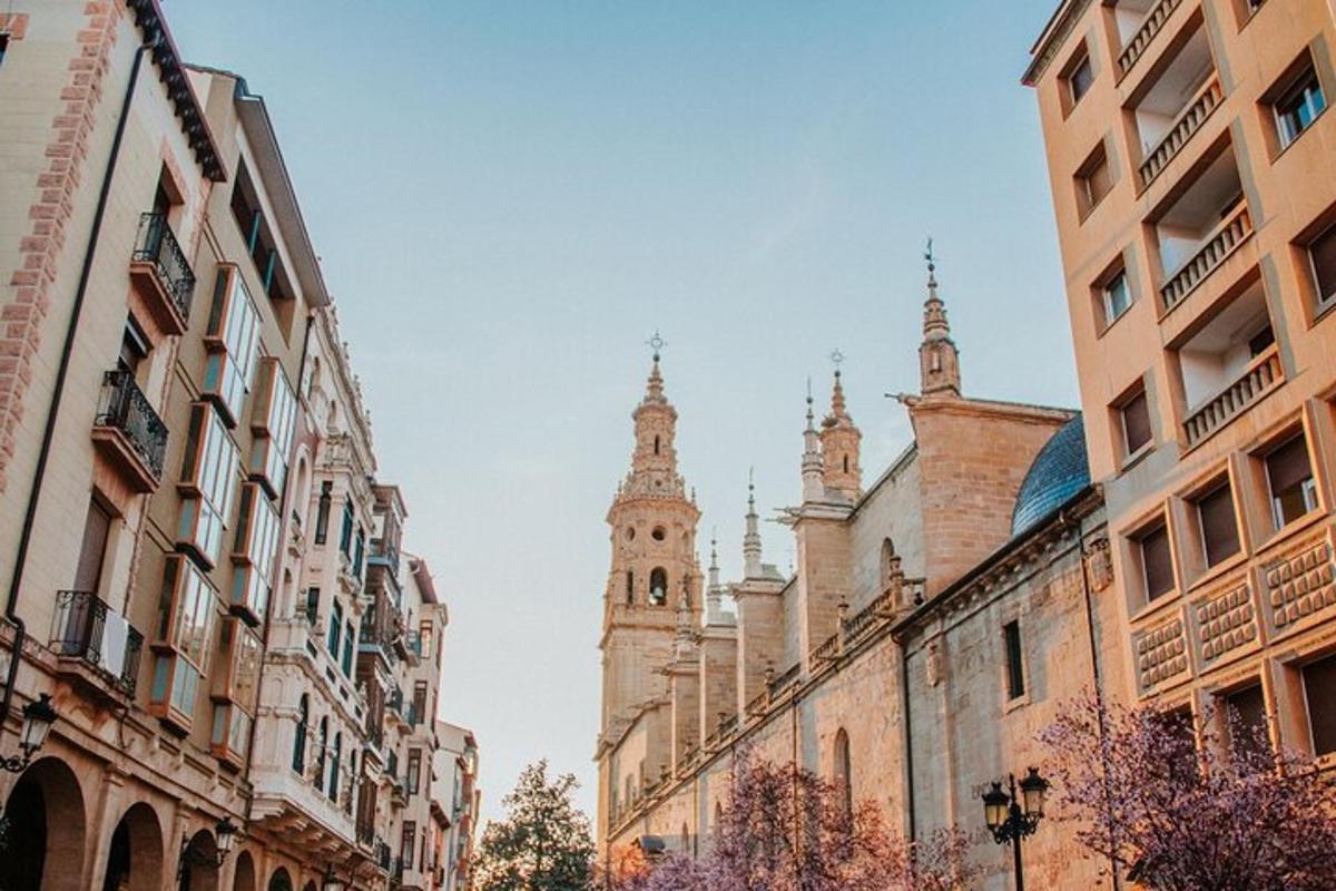 uma rua da cidade com edifícios e uma catedral