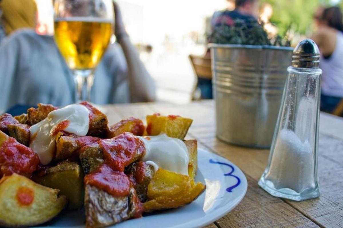 en tallerken med mat på et bord med et glass vin