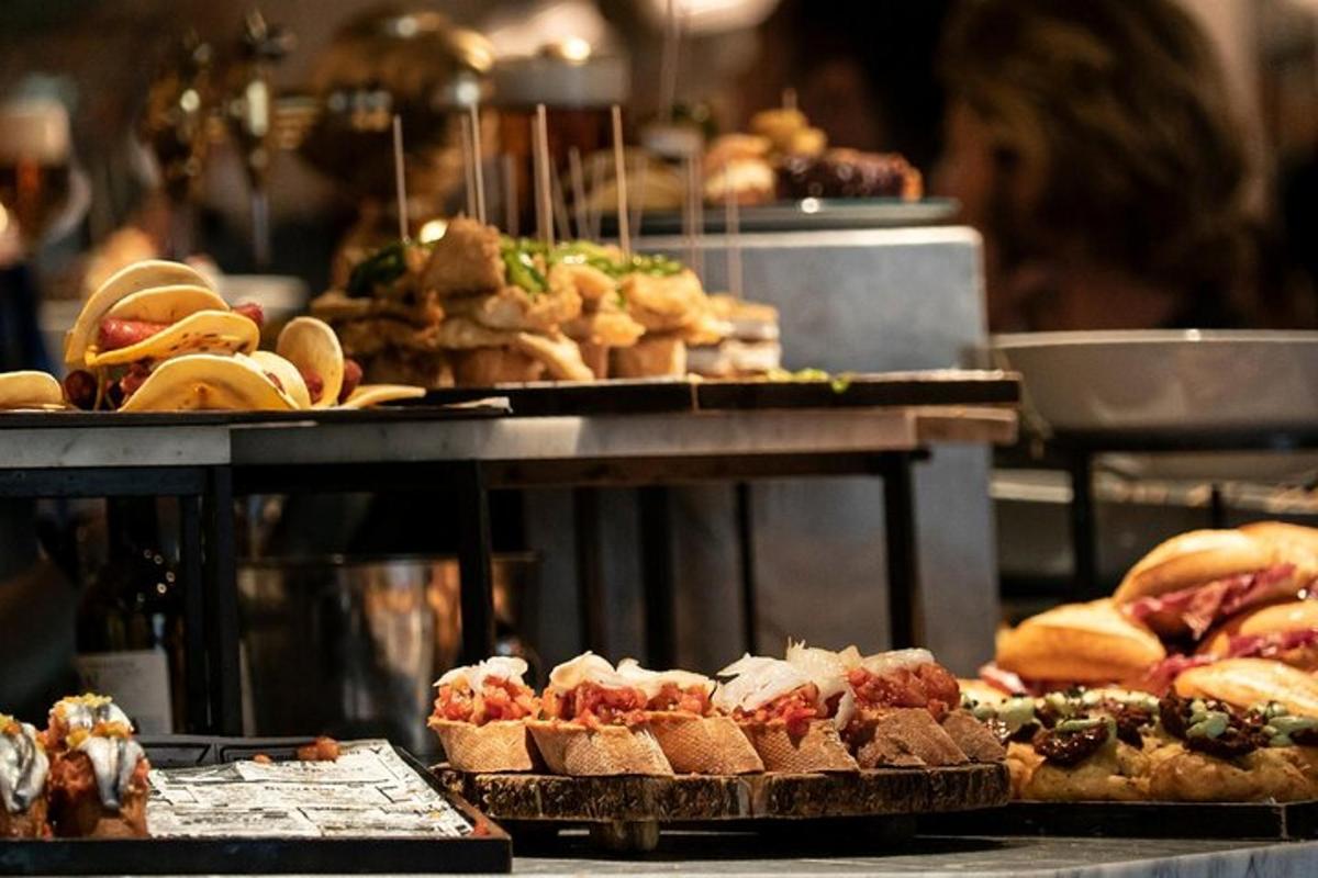 Una línea de buffet con muchos tipos diferentes de comida.