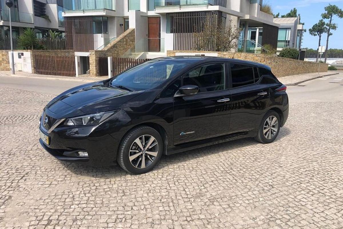 črn avto parkiran na opečnati cesti
