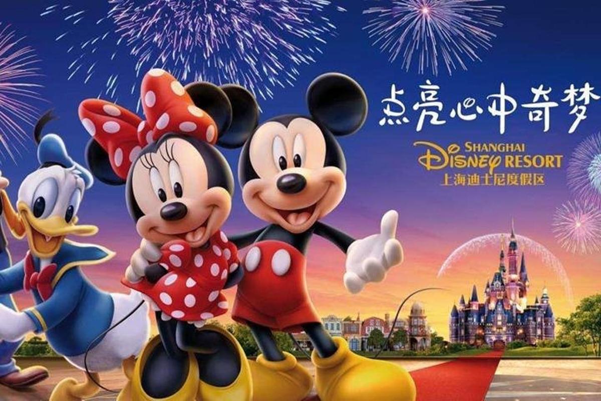 Egy filmplakát a Mickey's Disney Resorthoz tűzijátékkal