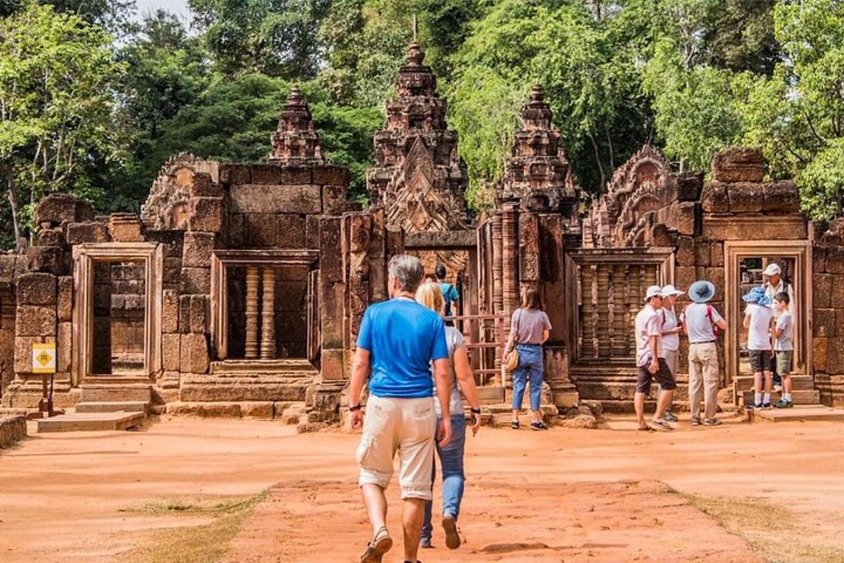 un grupo de personas caminando frente a un templo