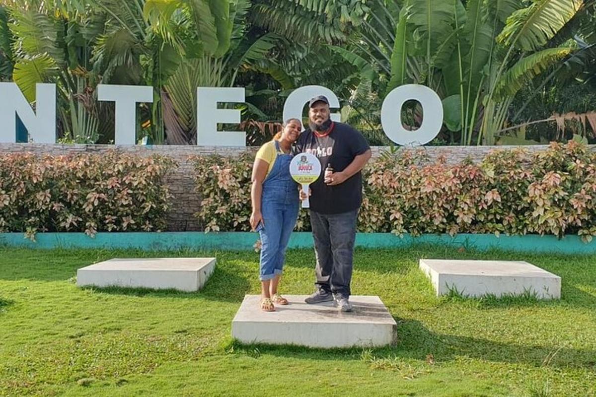 Un hombre y una mujer de pie en una plataforma con un frisbee.