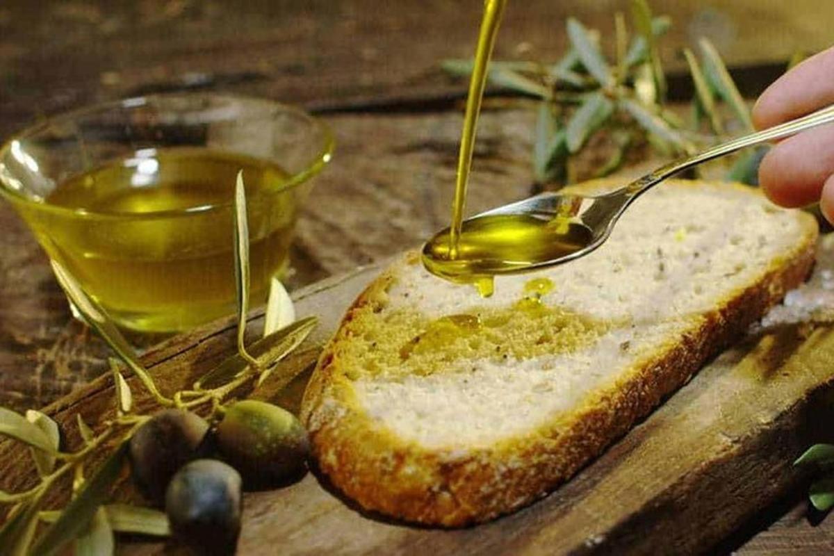 một thìa dầu trên một miếng bánh mì