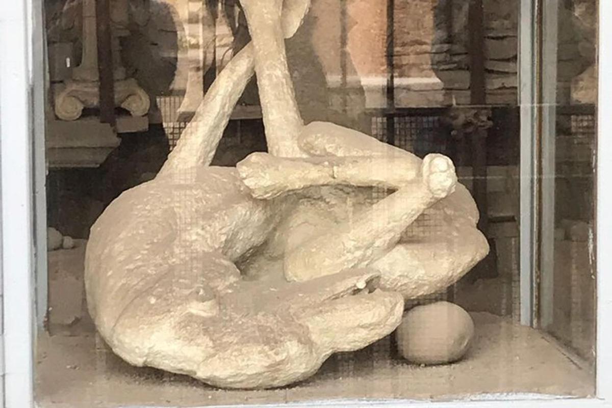 棒球运动员击球的雕像