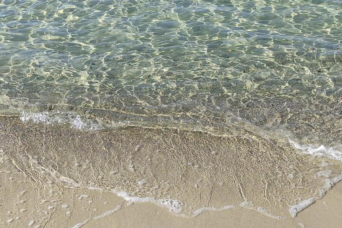 ένα κοντινό πλάνο της άμμου και του νερού στην παραλία