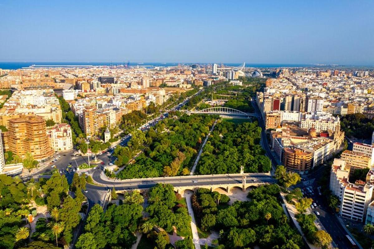 una vista aerea di una città con un ponte