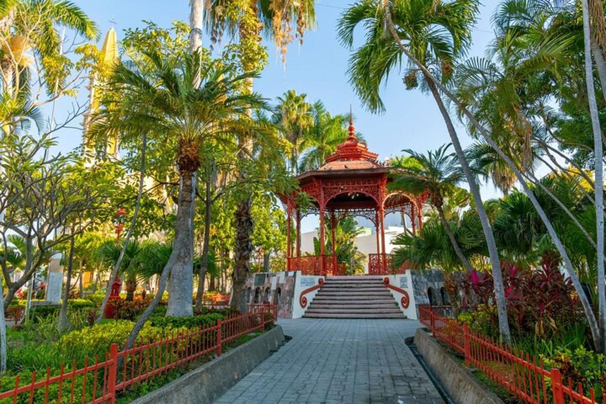 gazebo di taman dengan pohon palem
