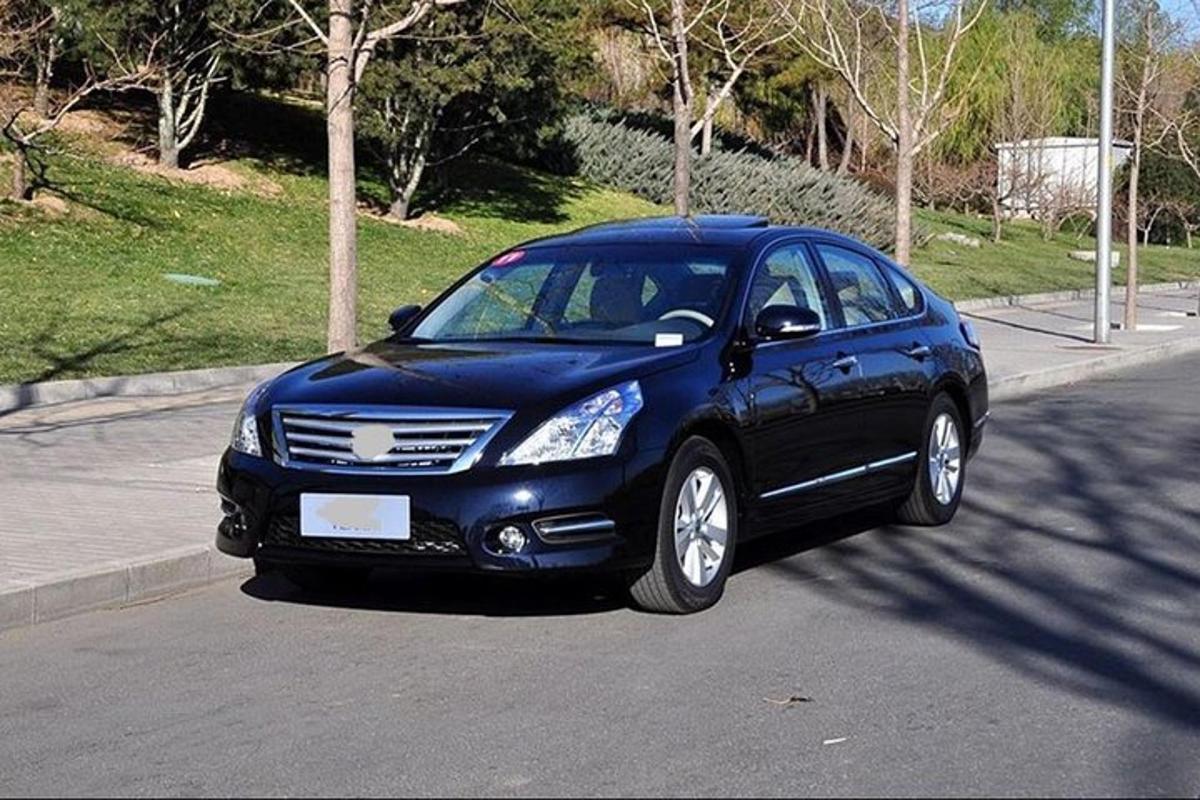 modré auto zaparkované na kraji ulice