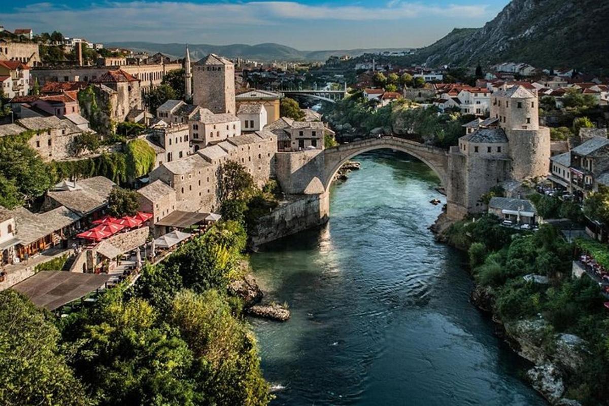 una vista aérea de un puente sobre un río
