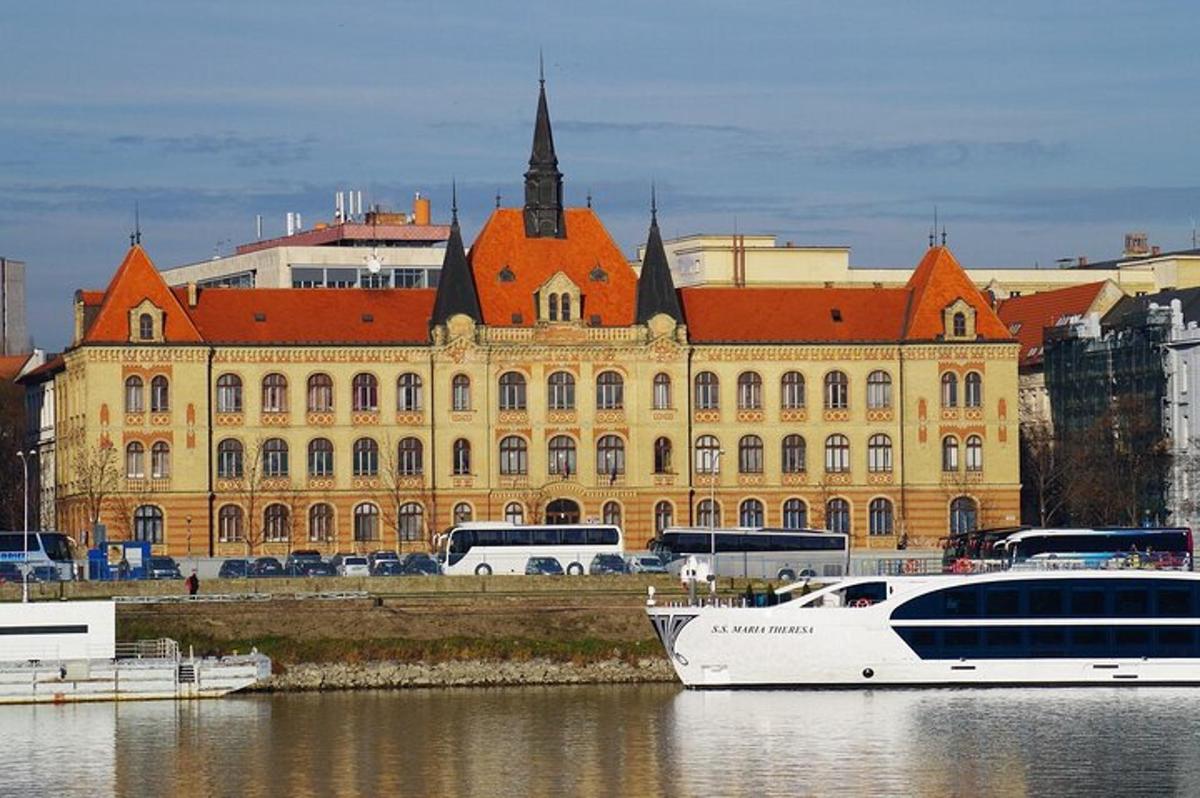 loď ve vodě před velkou budovou