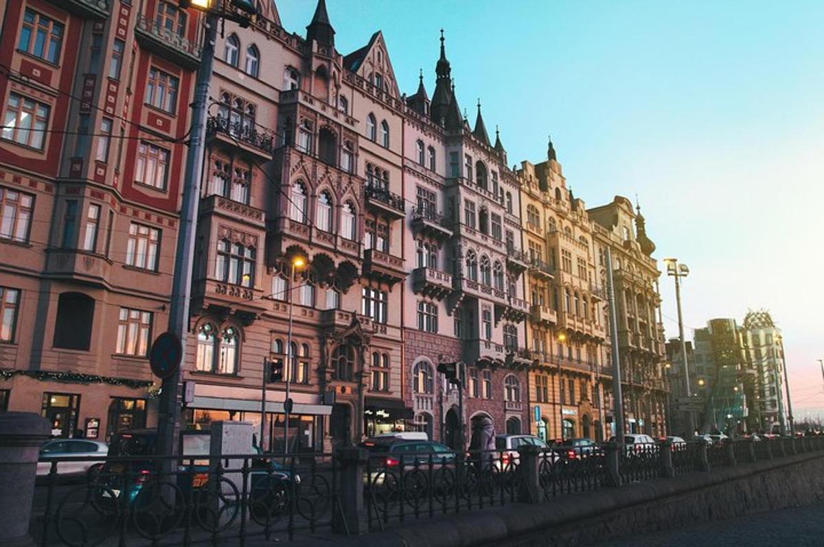 řada vysokých budov na městské ulici