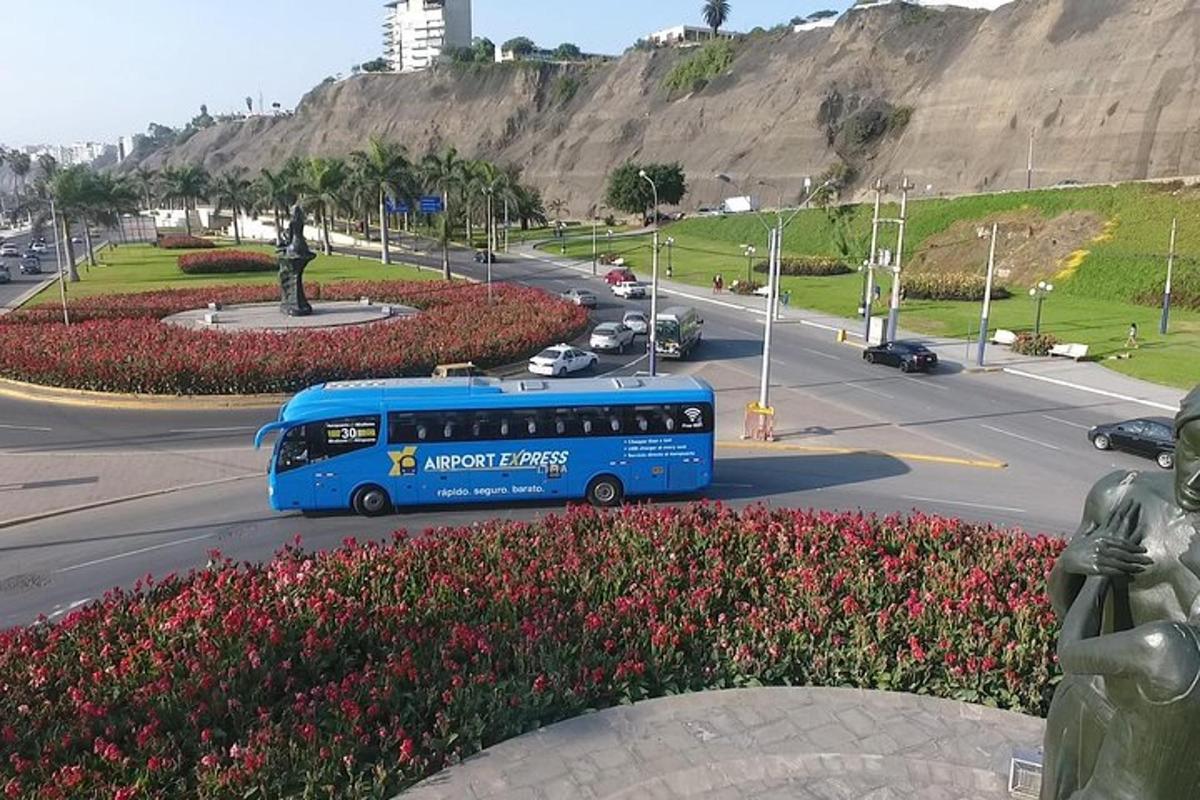 un autobus blu sta percorrendo una strada