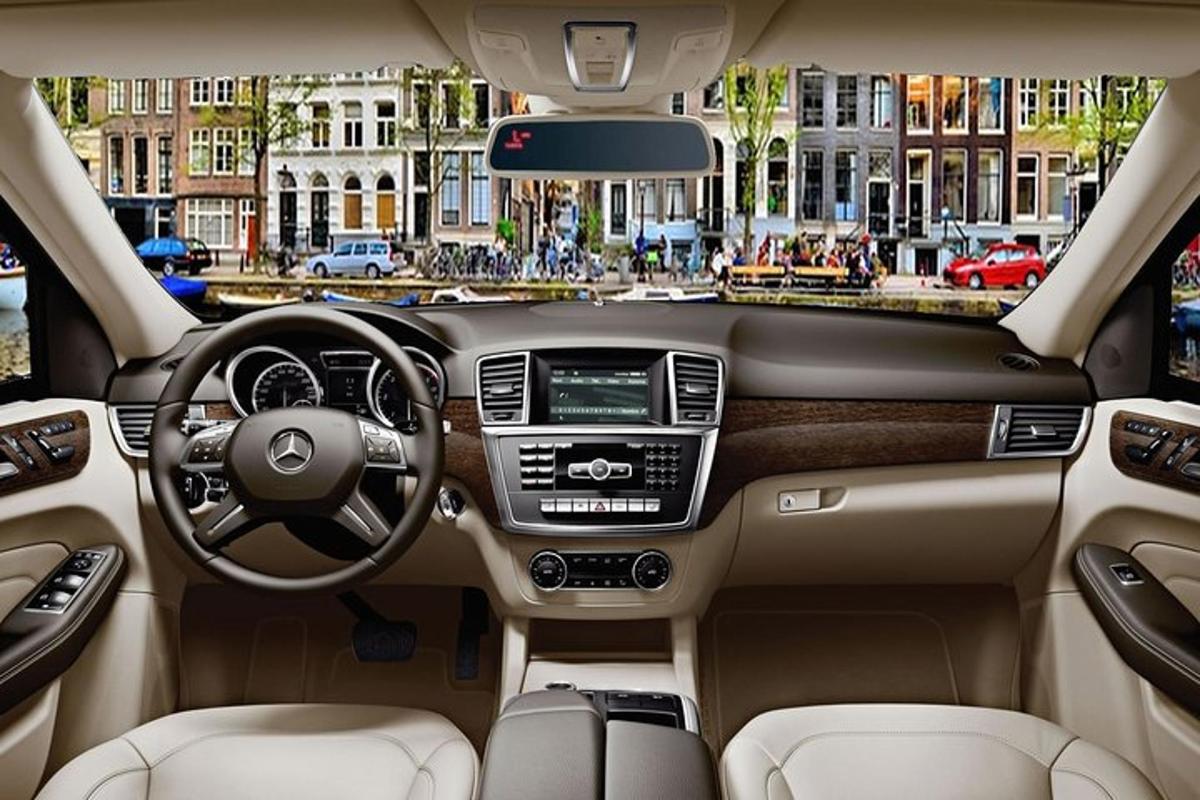uma vista do cockpit do carro acedes benz