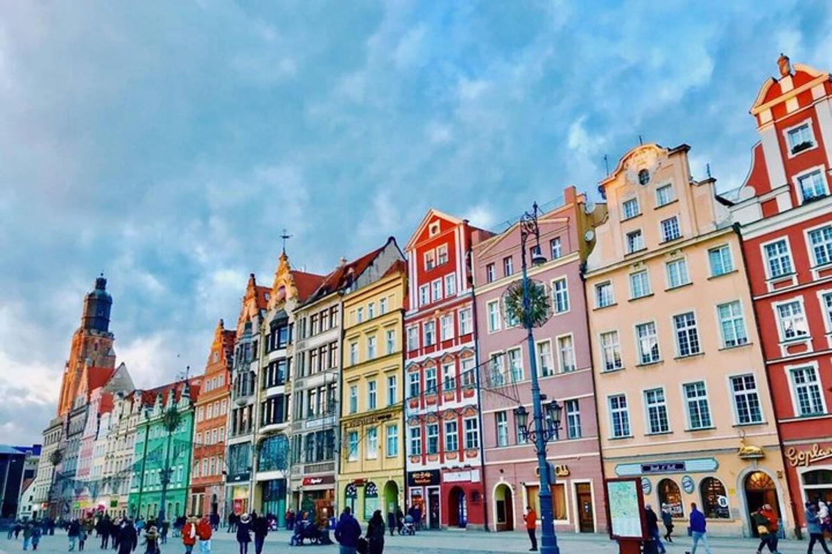 um grupo de edifícios com pessoas caminhando em uma rua