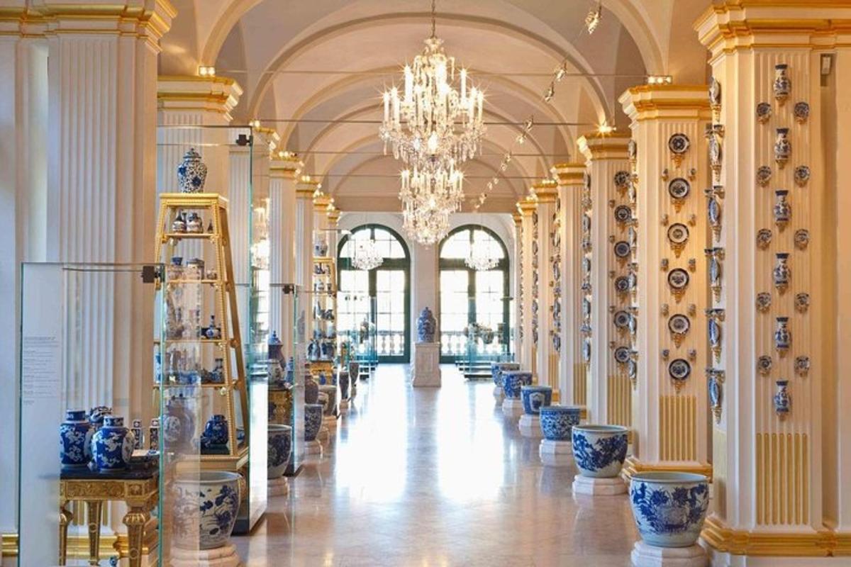una stanza piena di ceramiche blu e bianche
