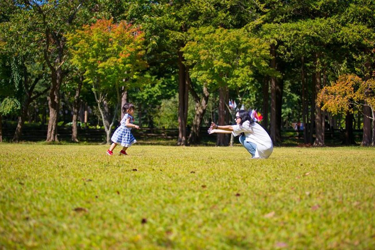 chlapec a dívka hrají baseball v parku