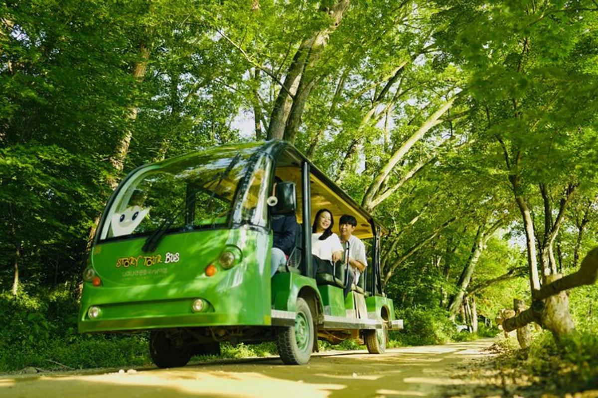 egy zöld busz halad végig az úton, benne emberekkel