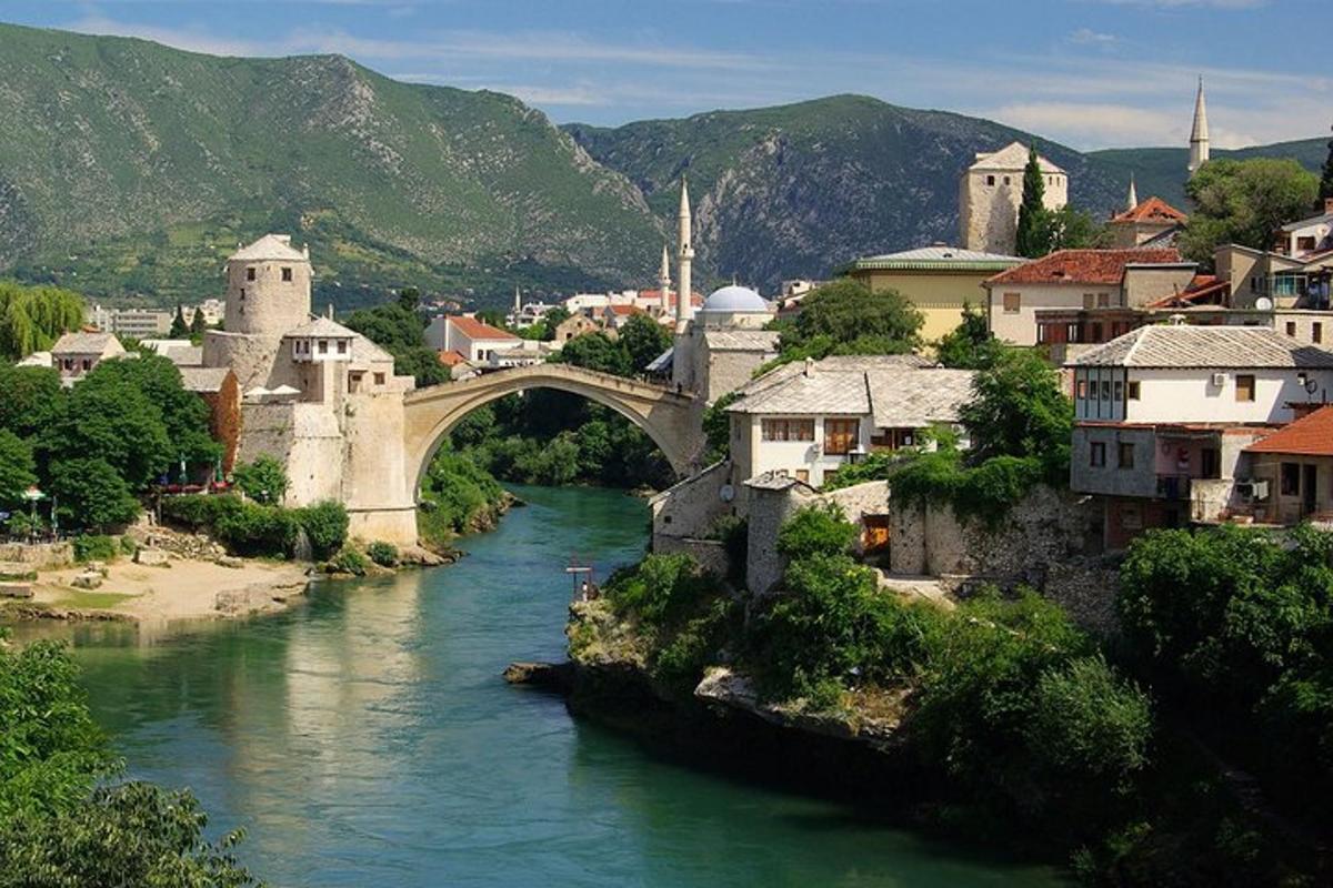 μια γέφυρα πάνω από ένα ποτάμι σε μια πόλη με κτίρια
