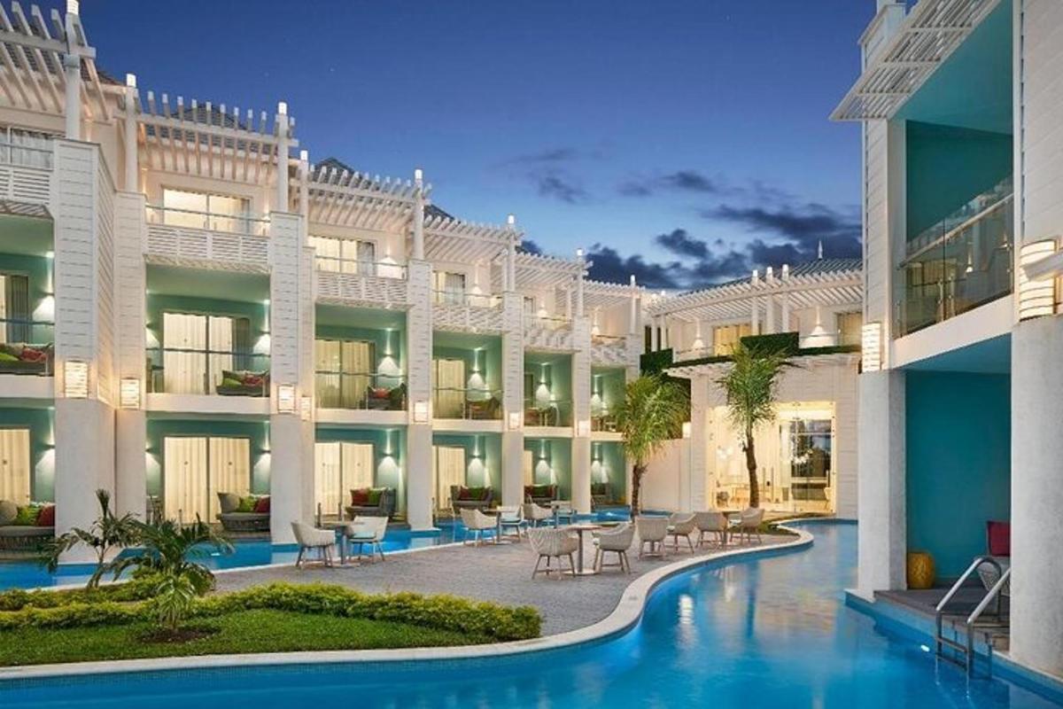 uma vista externa de um edifício com piscina