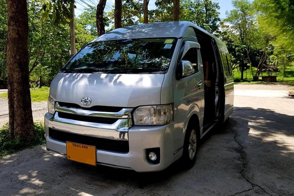 một chiếc xe tải đỗ trong bãi đậu xe cạnh những cái cây