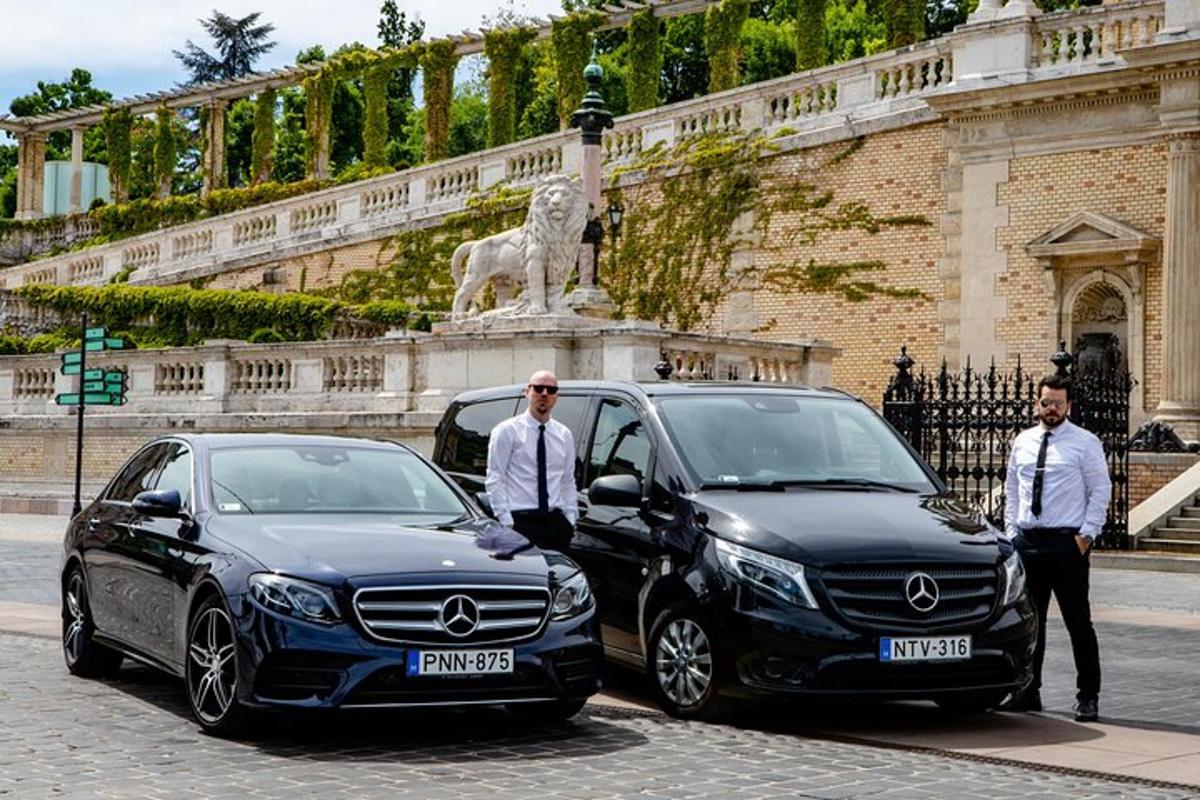 Dos coches aparcados uno al lado del otro delante de un edificio.