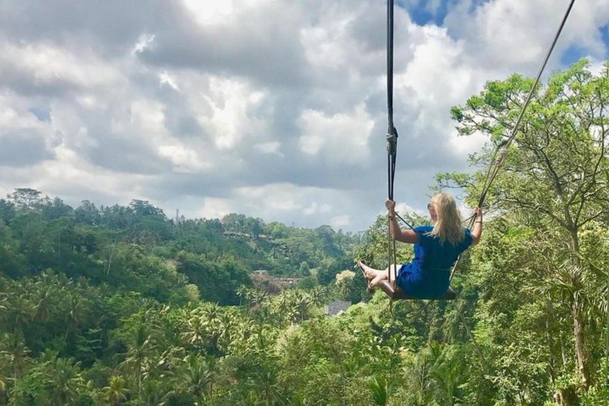 žena sa hojdá na zipline v džungli