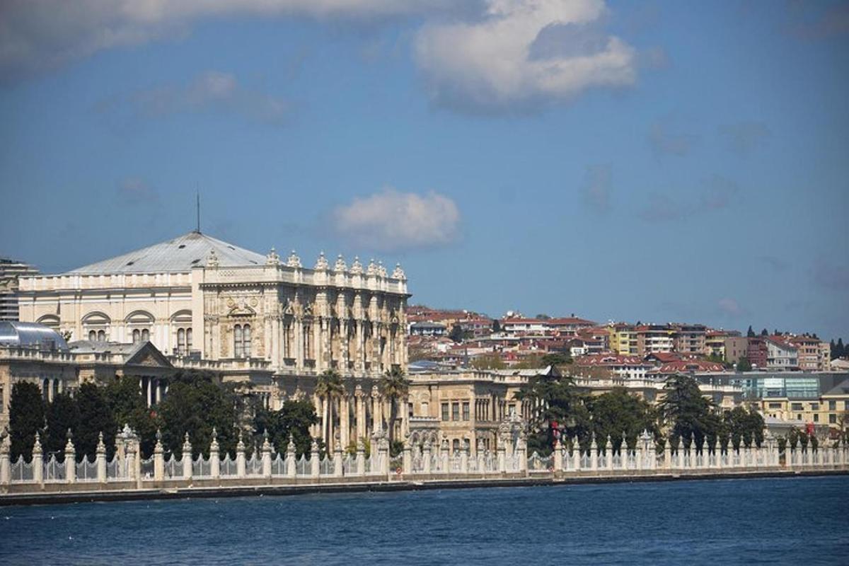 velika zgrada pored vodene površine