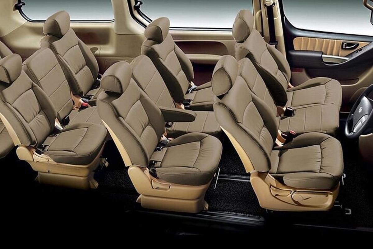 una vista de los asientos traseros de un coche
