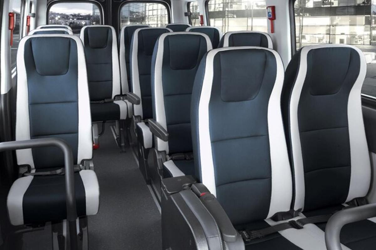 una fila de asientos vacíos en un autobús