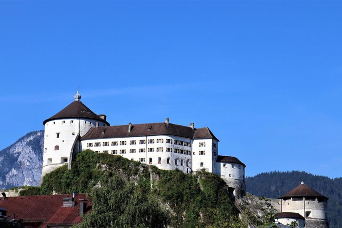 un castel mare și alb pe vârful unui deal