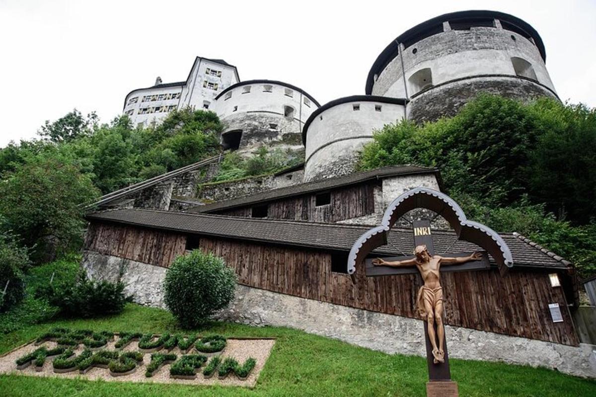 o statuie a unei cruci în fața unei clădiri