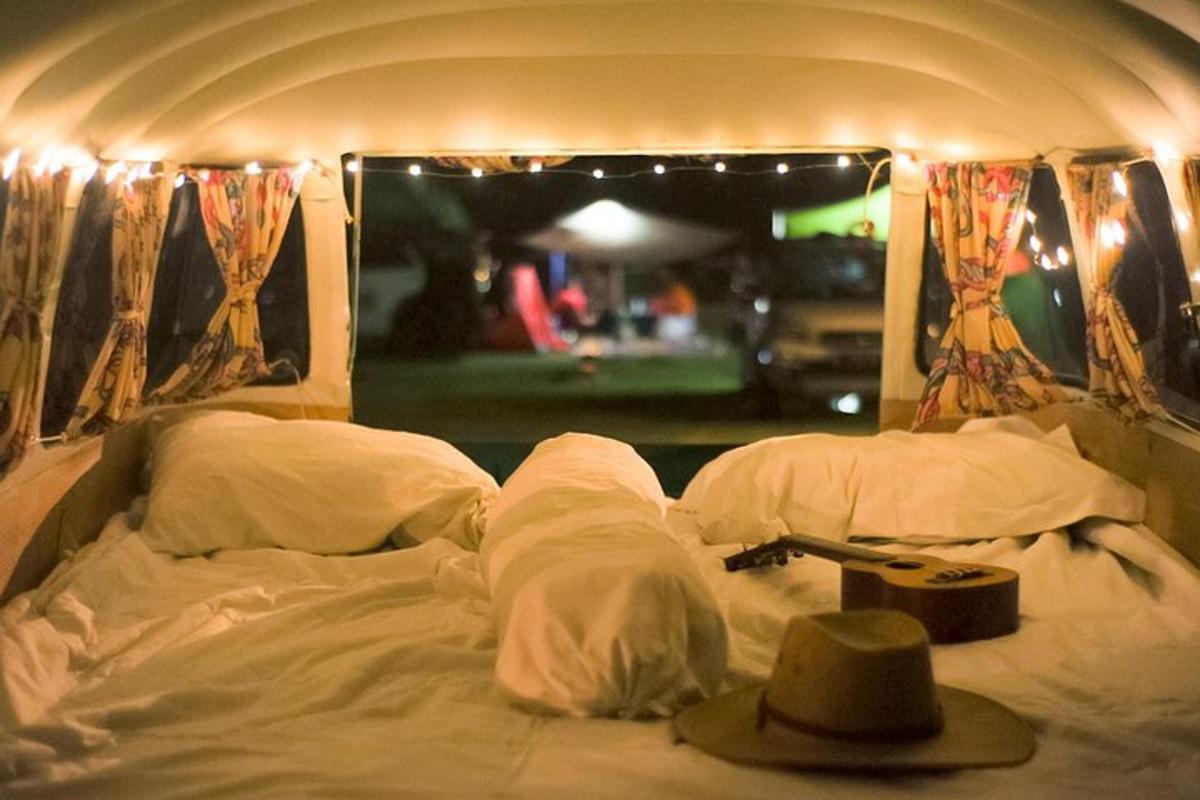 Una cama con un sombrero encima