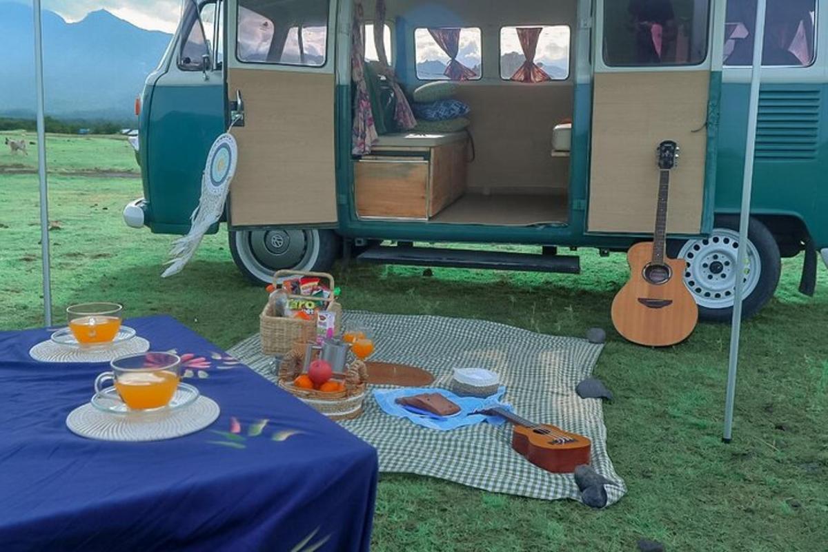 un furgone con un tavolo con cibo e una chitarra