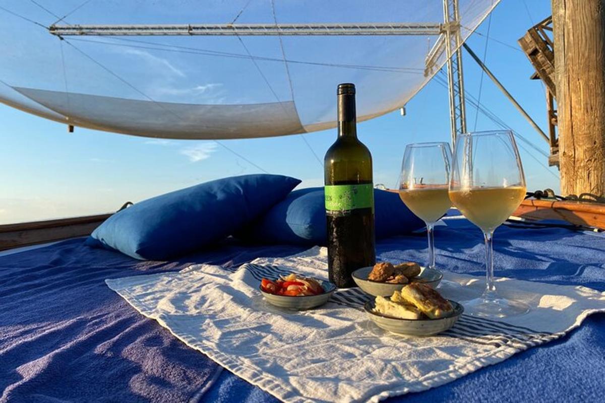 miza s steklenico vina in dvema kozarcema