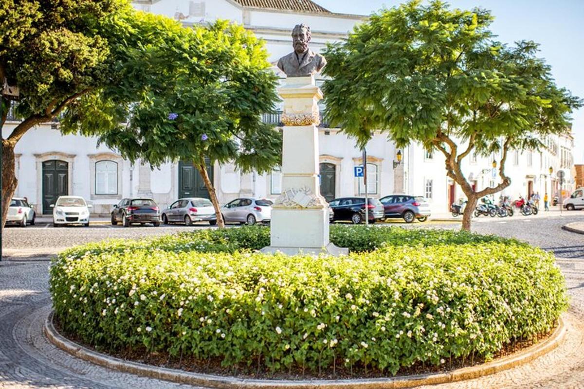 uma estátua em um arbusto em frente a um prédio